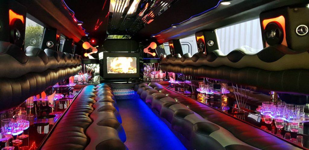 Luxuriöser Innenraum einer weißen Hummer H2 SUT Stretchlimousine